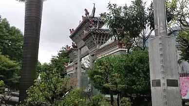 雨天树木牌坊园林祖庙视频的预览图